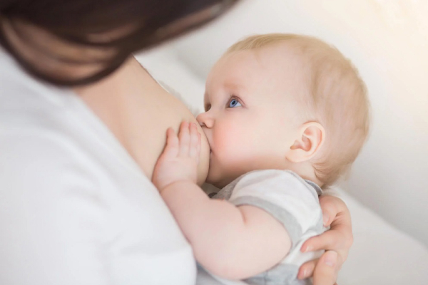 تغذیه با شیر مادر