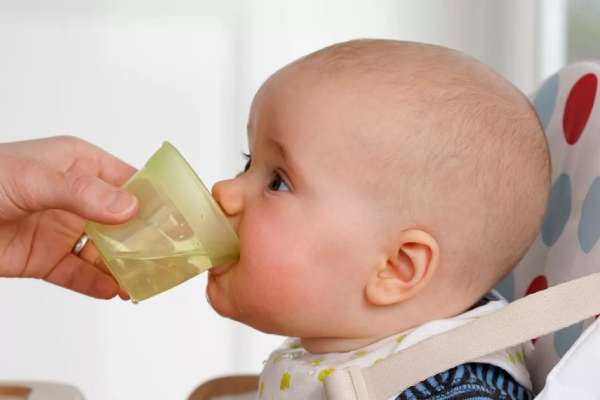 چگونه به نوزاد آب بدهیم؟ 3 دادن آب به نوزاد