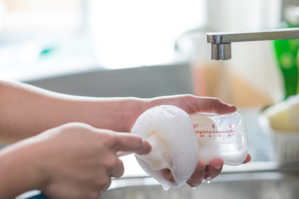 چگونه شیشع شیر را بشوریم؟