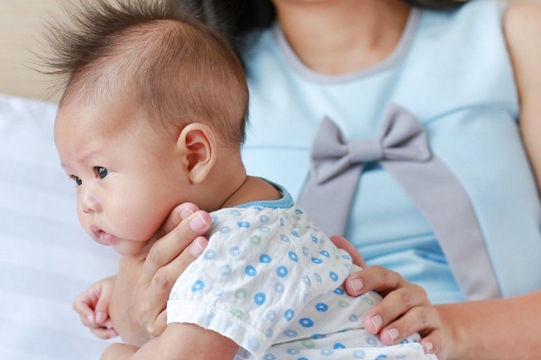 نحوه آروغ گرفتن کودک 2 آروغ گرفتن از نوزاد