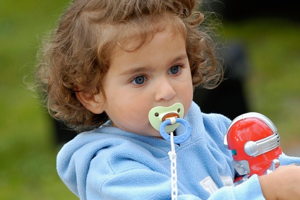 چگونه وابستگی کودک به پستانک رفع کنیم؟ 2 اعتیاد کودک به پستانک