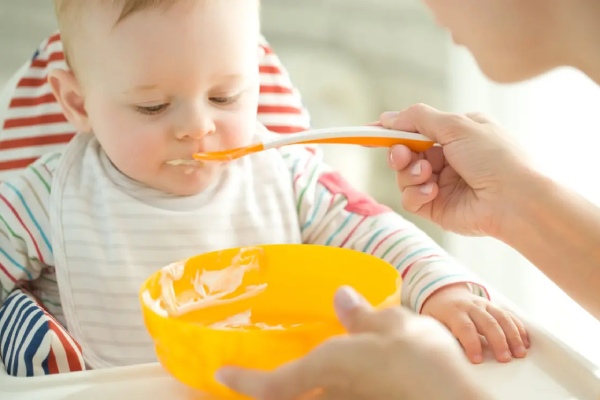 آیا فرنی برای نوزاد حساسیت زاست؟ 3 علائم حساسیت نوزاد به فرنی