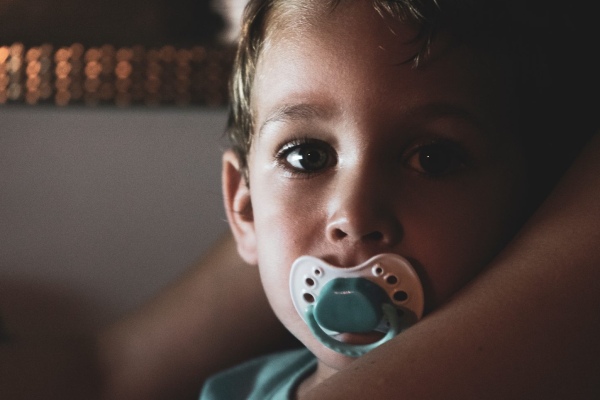 بهترین زمان گرفتن پستانک از کودک چه زمانی است؟ 2 زمان گرفتن پستانک از کودک