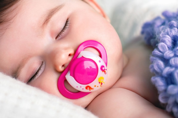 بهترین زمان گرفتن پستانک از کودک چه زمانی است؟ 3 بهترین زمان گرفتن پستانک از نوزاد