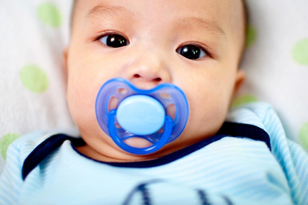 فواید پستانک