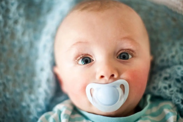 پستانک چه فایدهای دارد؟ 3 فواید استفاده از پستانک