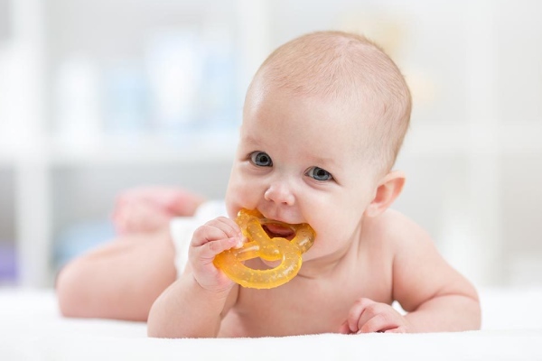 زمان استفاده از دندان گیر نوزاد 2 بهترین زمان استفاده از دندان گیر برای نوزاد