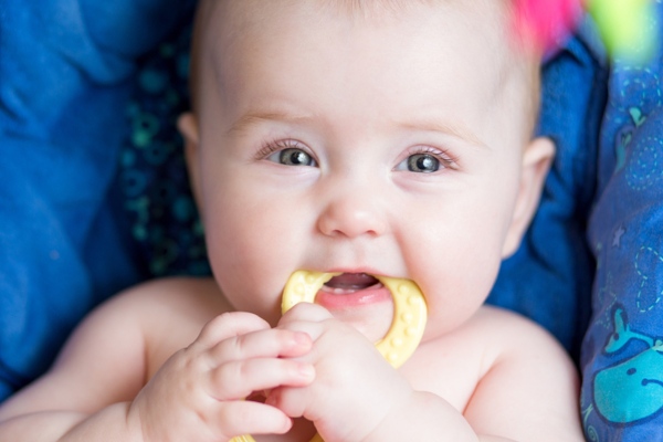 زمان استفاده از دندان گیر نوزادان