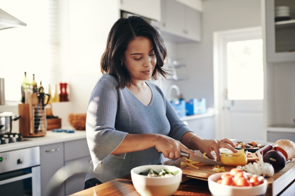 تغذیه مادر شیرده برای رفلاکس نوزاد 2 تغذیه مادر نوزادی که رفلاکس دارد