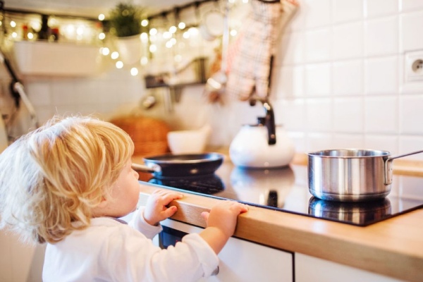 جلوگیری از دست زدن کودک به وسایل آشپزخانه 2 ایمن سازی آشپزخانه برای نوزاد