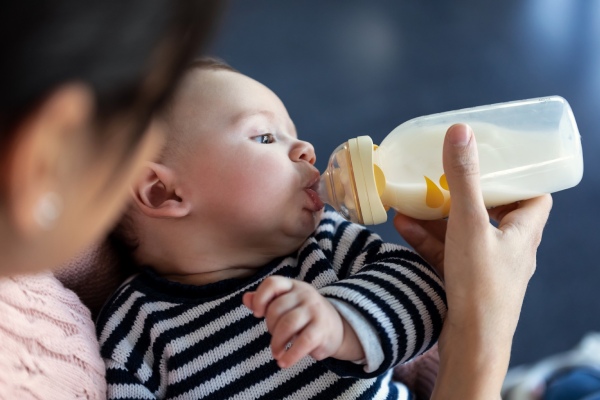 میزان شیر مورد نیاز نوزاد 4 میزان شیر مورد نیاز نوزاد