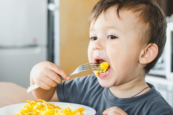 چگونه به نوزاد تخم مرغ بدهیم؟ 5 نحوه دادن تخم مرغ به نوزاد