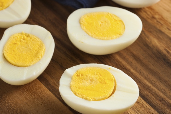 چگونه به نوزاد تخم مرغ بدهیم؟ 2 دادن تخم مرغ به کودک