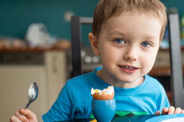 چگونه به نوزاد تخم مرغ بدهیم؟ 3 روش تخم مرغ دادن به کودک