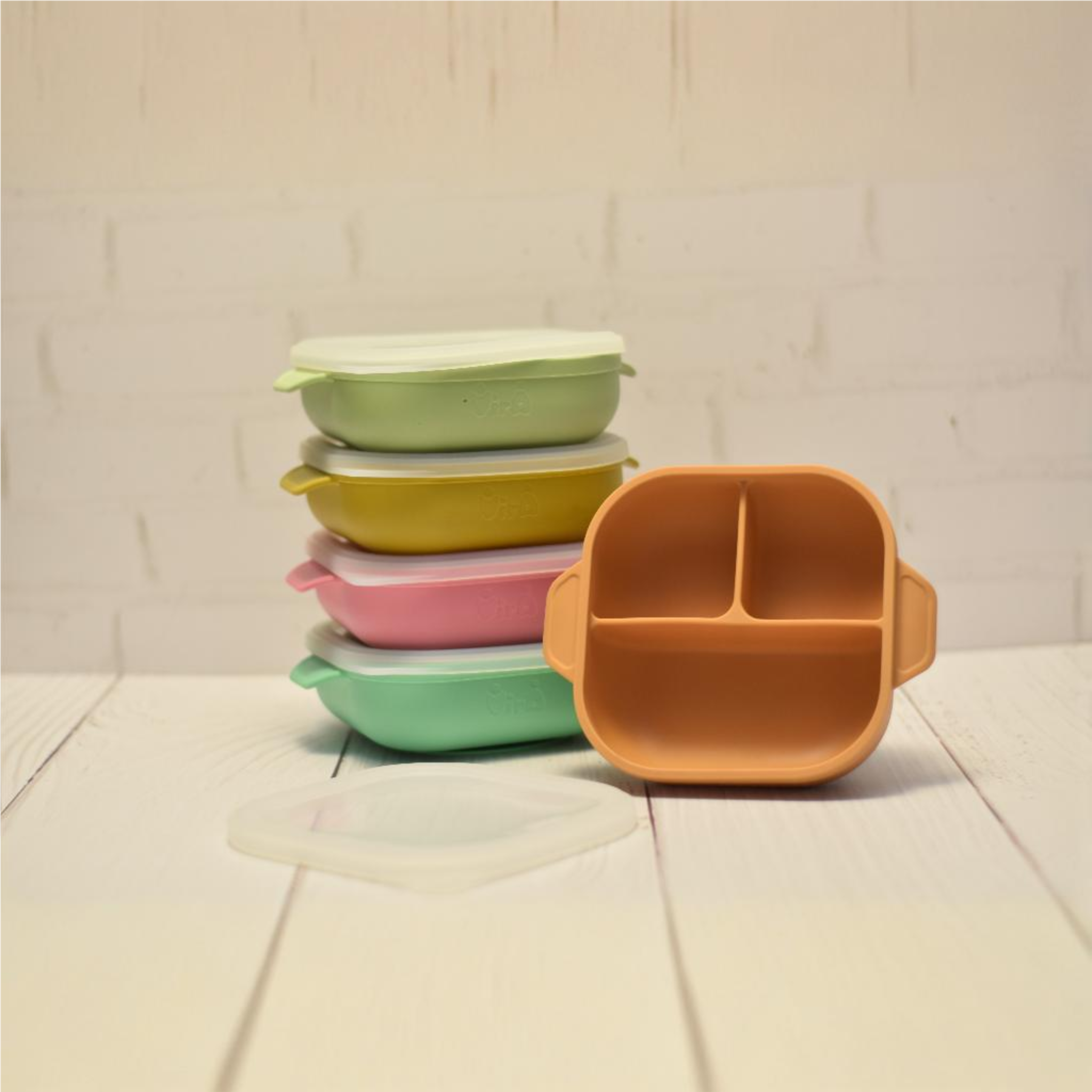 pikaso_edit(3) بشقاب تقسیمشده سیلیکونی درپوشدار کودک مدل ASE820