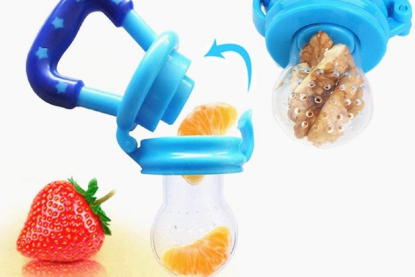 پستانک میوه خوری چیست؟ 2 طرز استفاده از پستانک میوه خوری