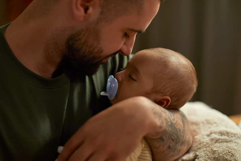 پستانک انگشتی قلبی ۰ تا ۳ ماه تکی فیلیپس اونت Philips AVENT به همراه محفظه 1 پستانک ارتودنسی انگشتی ۰ تا ۶ ماه دوتایی فیلیپس اونت Philips Avent مدل SCF099/21