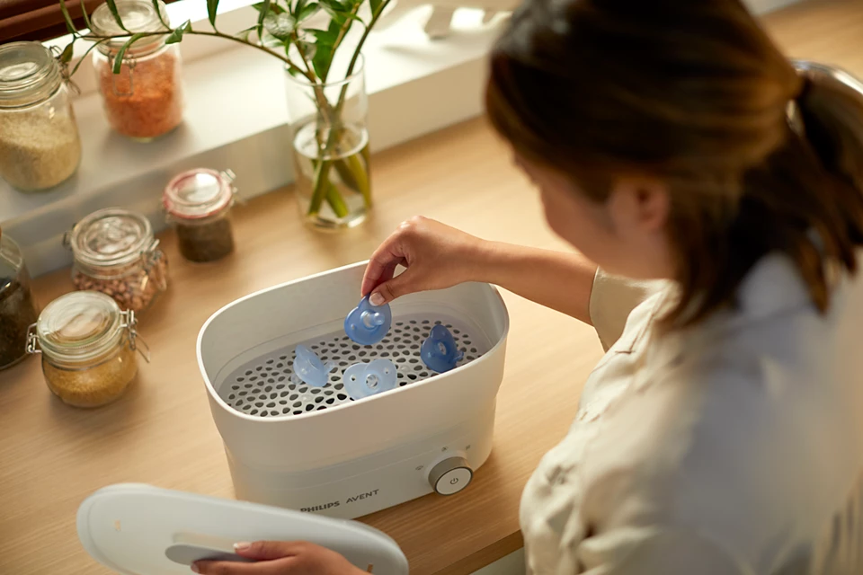 پستانک انگشتی قلبی ۰ تا ۳ ماه تکی فیلیپس اونت Philips AVENT به همراه محفظه 2 پستانک ارتودنسی انگشتی ۰ تا ۶ ماه دوتایی فیلیپس اونت Philips Avent مدل SCF099/21 استریل