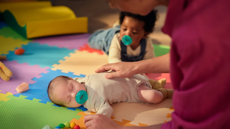 پستانک ارتودنسی انگشتی ۰تا۳ ماه فیلیپس اونت Philips Avent به همراه محفظه-طرح لبخند 1