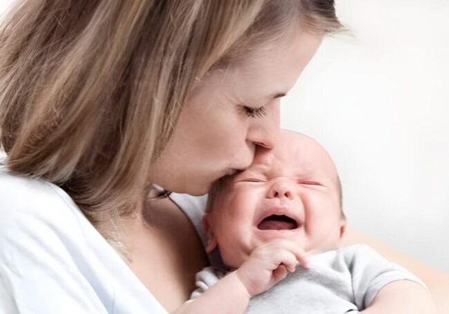 چگونه نفخ نوزاد را تسکین دهیم؟ راهکارهای مؤثر و خانگی برای آرام کردن کودک
