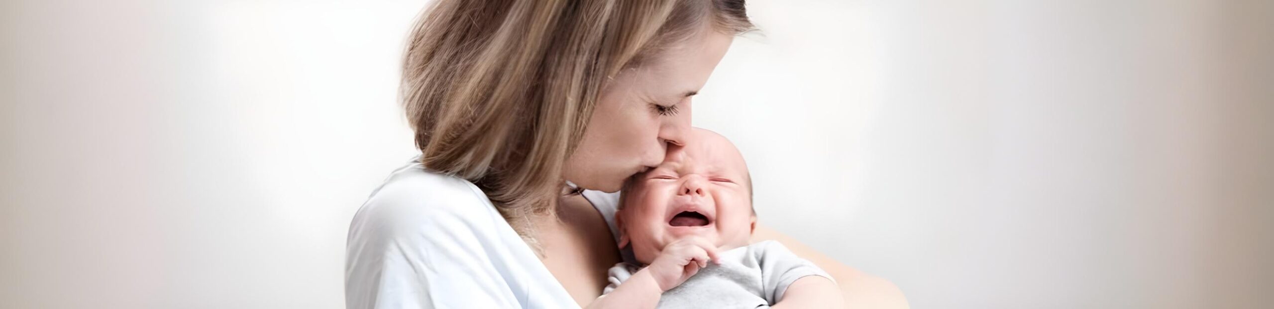 چگونه نفخ نوزاد را تسکین دهیم؟ راهکارهای مؤثر و خانگی برای آرام کردن کودک